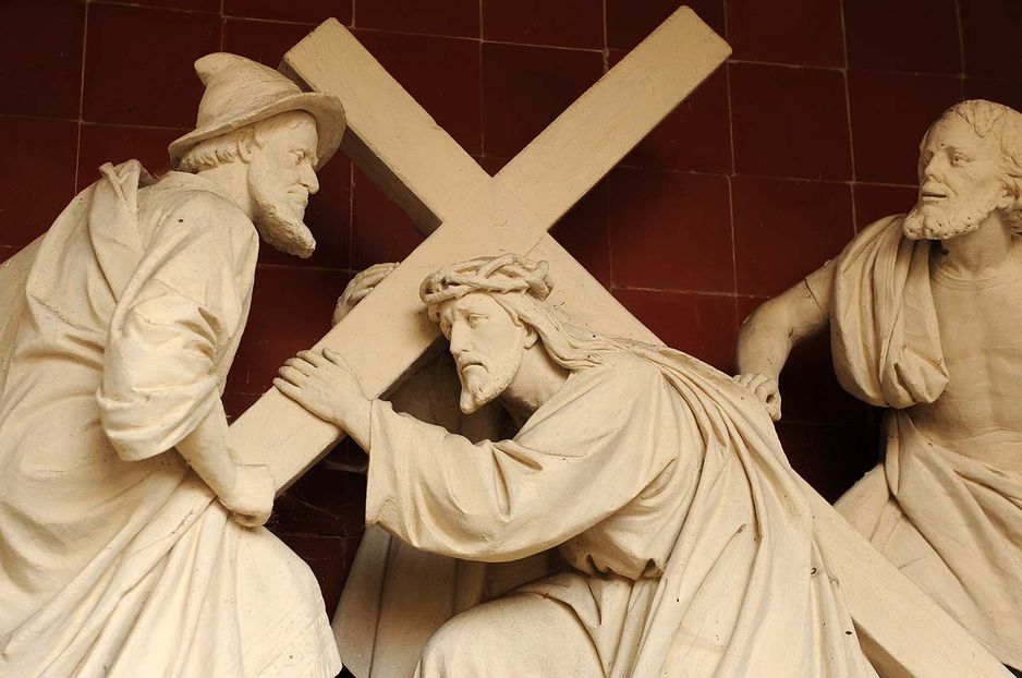 3. Station: Jesus fällt zum ersten Mal unter dem Kreuz. 