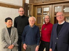 Foto v.l.: Mi-Jin Lee,  Reinhard Weckheuer (Vorsitzender), Karl Schürmann (Jubilar), Maike Klümper (Vorsitzende), Pfarrer Linsen.